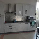 旅馆 韦尔巴尼亚青年旅馆 *