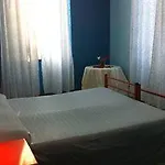 韦尔巴尼亚青年旅馆 *